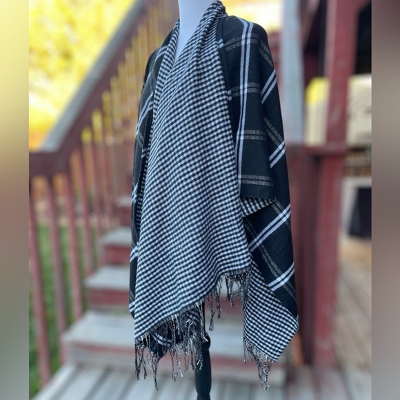 Jones New York Plaid Shrug - Picture 2 of 8